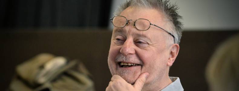 Emberi gyarlóságok, morális eltévelyedések és sok nevetés
