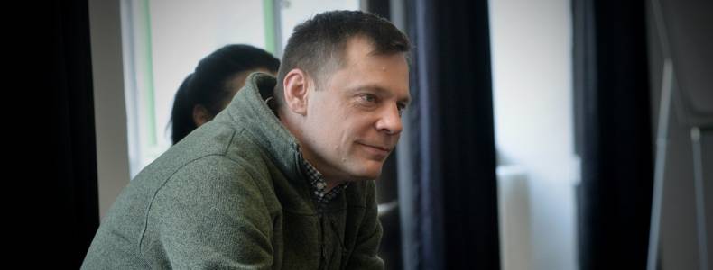 Pontosan időzített poénok és gondosan adagolt színpadi hatás