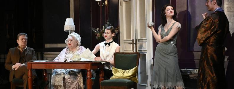 Akkora itthon a Csengetett, Mylord?-láz, hogy nálunk mutatták be először a színpadi verziót