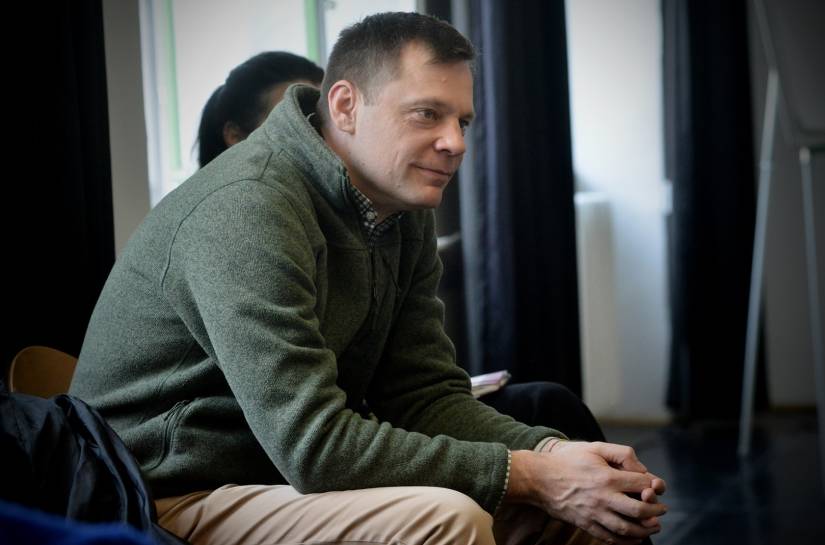 Pontosan időzített poénok és gondosan adagolt színpadi hatás